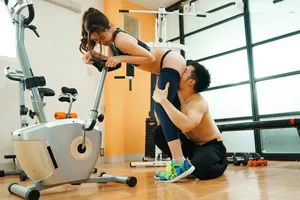 Xin ông xã đi tập gym, vợ yêu "đi ngoài" với anh pt