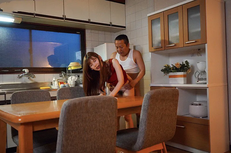 Con gái bị ông xã mới của mẹ nện mỗi ngày, cho dù đã có người yêu